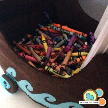 Thanksgiving Crafts - Crayon Mayflower